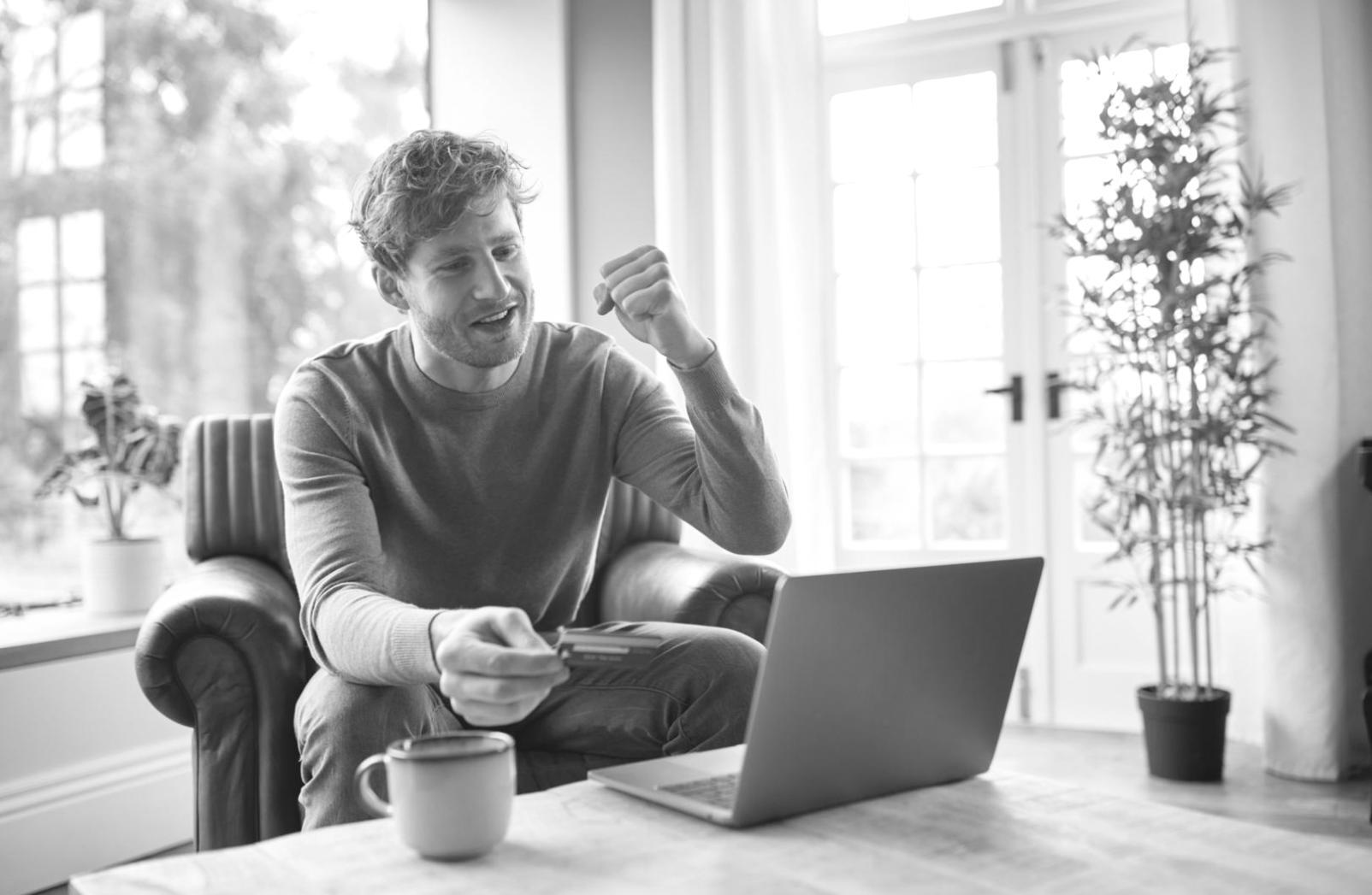 Espace coworking avec étudiants en rédaction web collaborant sur projets SEO