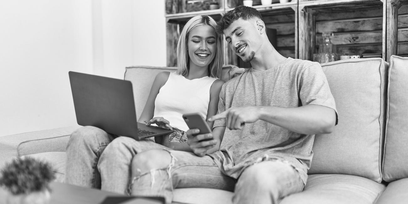 Formation rédaction SEO avec étudiant travaillant sur optimisation contenu